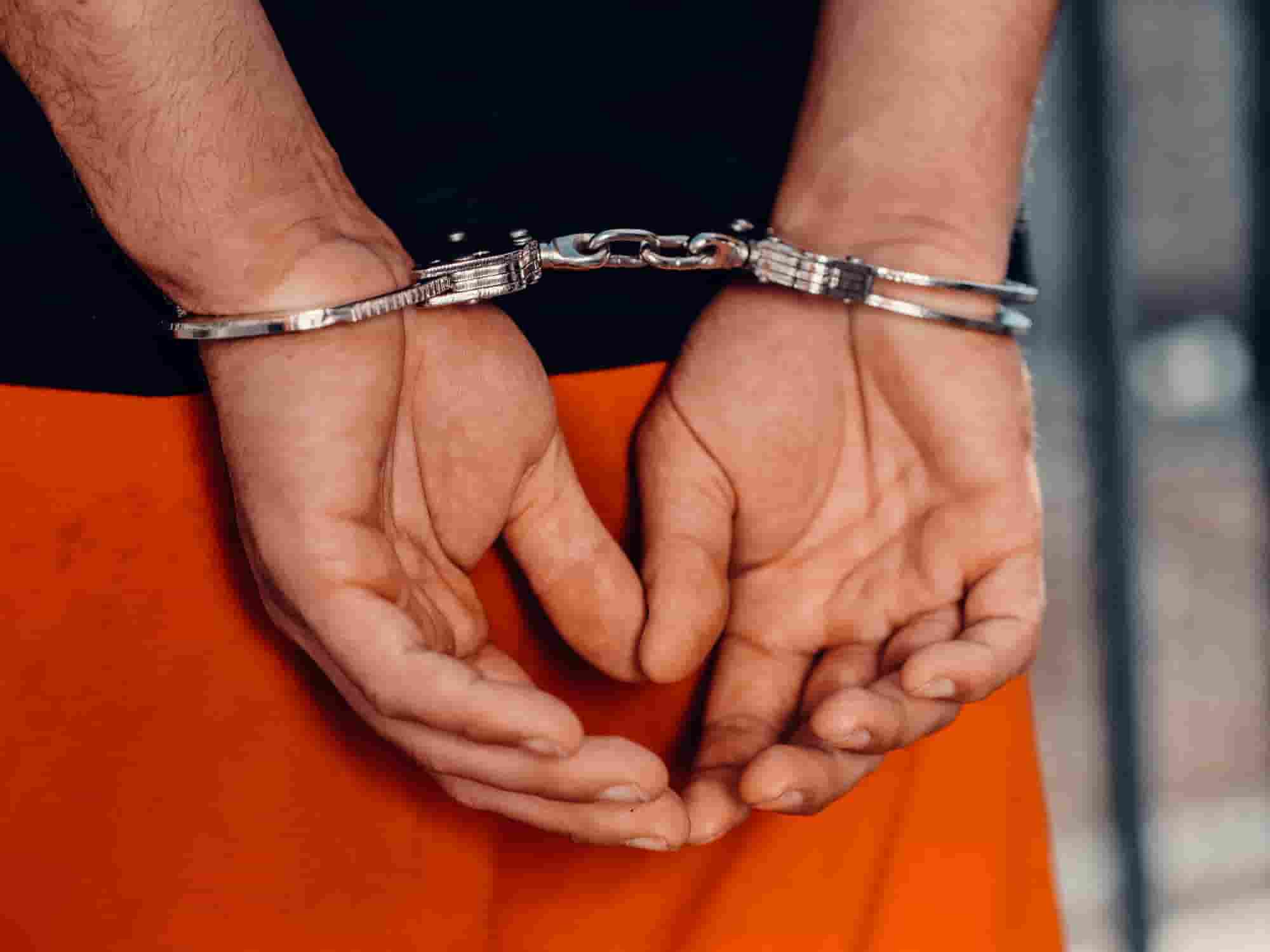 Ręce zatrzymanego w kajdankach – co robić po zatrzymaniu przez policję
